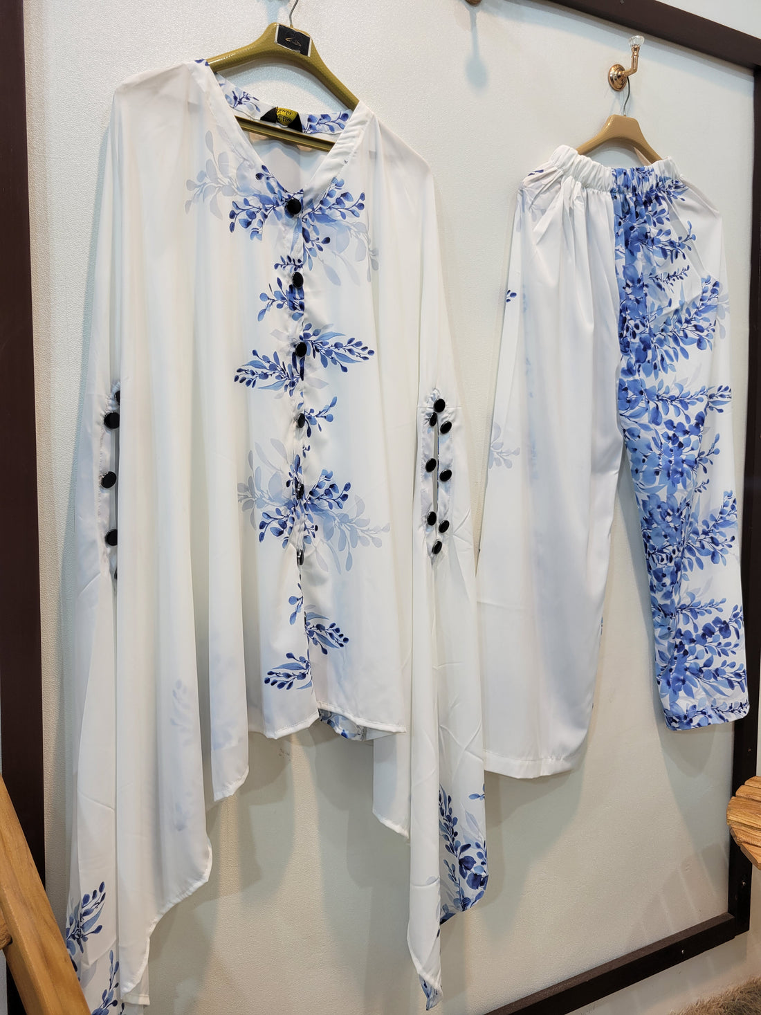 Floral Pluto (White Blue)
