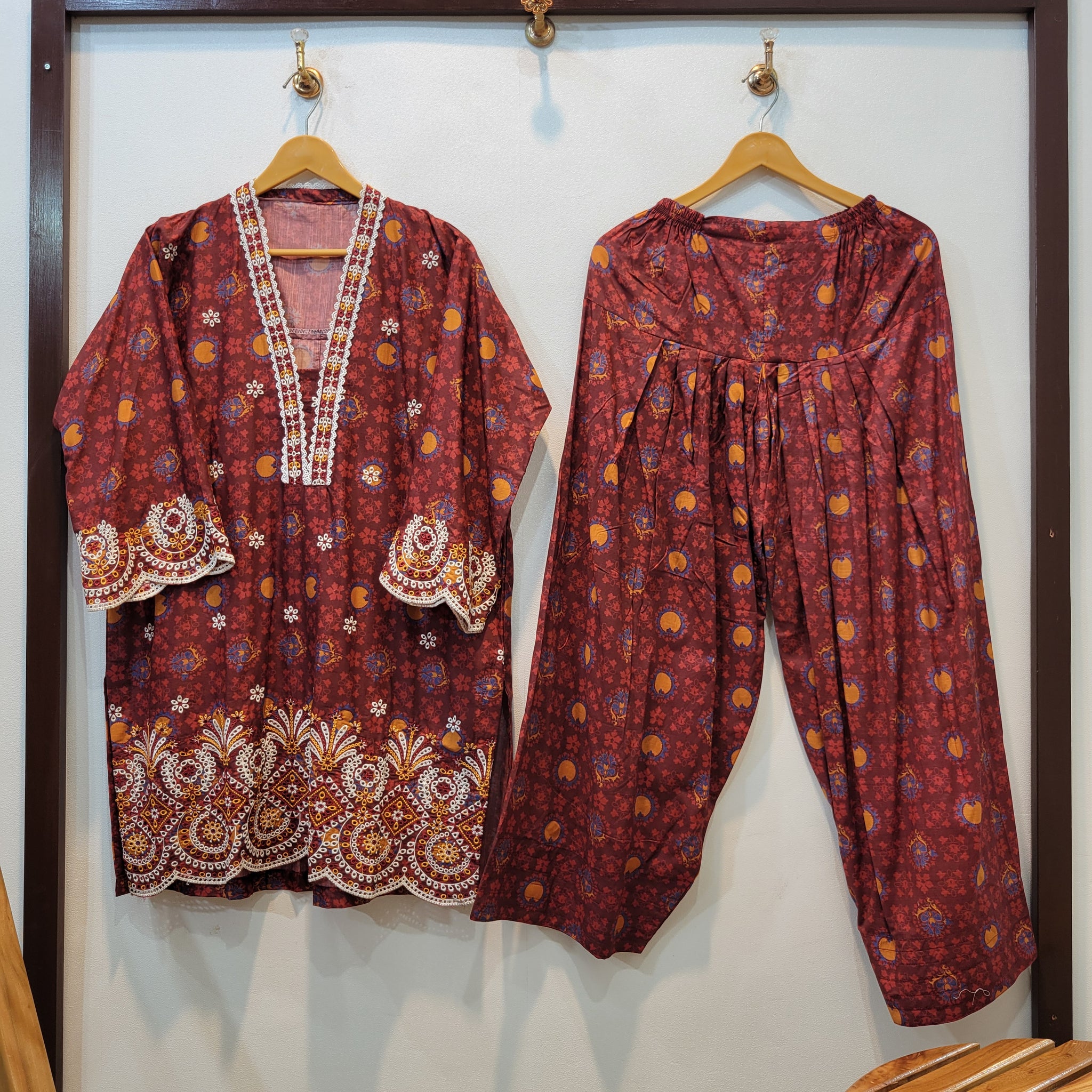 Andaz Farshi - Lawn (Maroon)