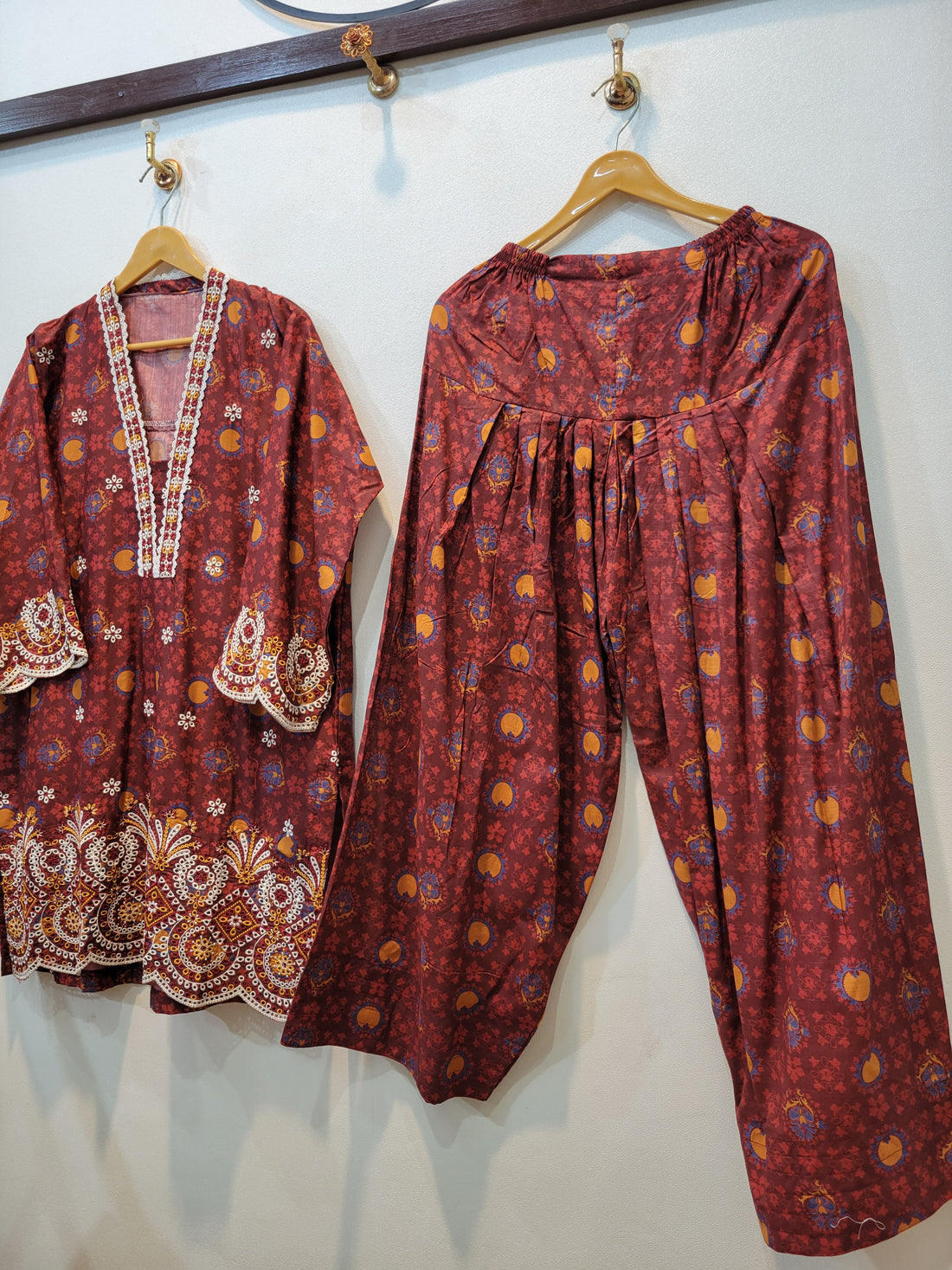 Andaz Farshi - Lawn (Maroon)