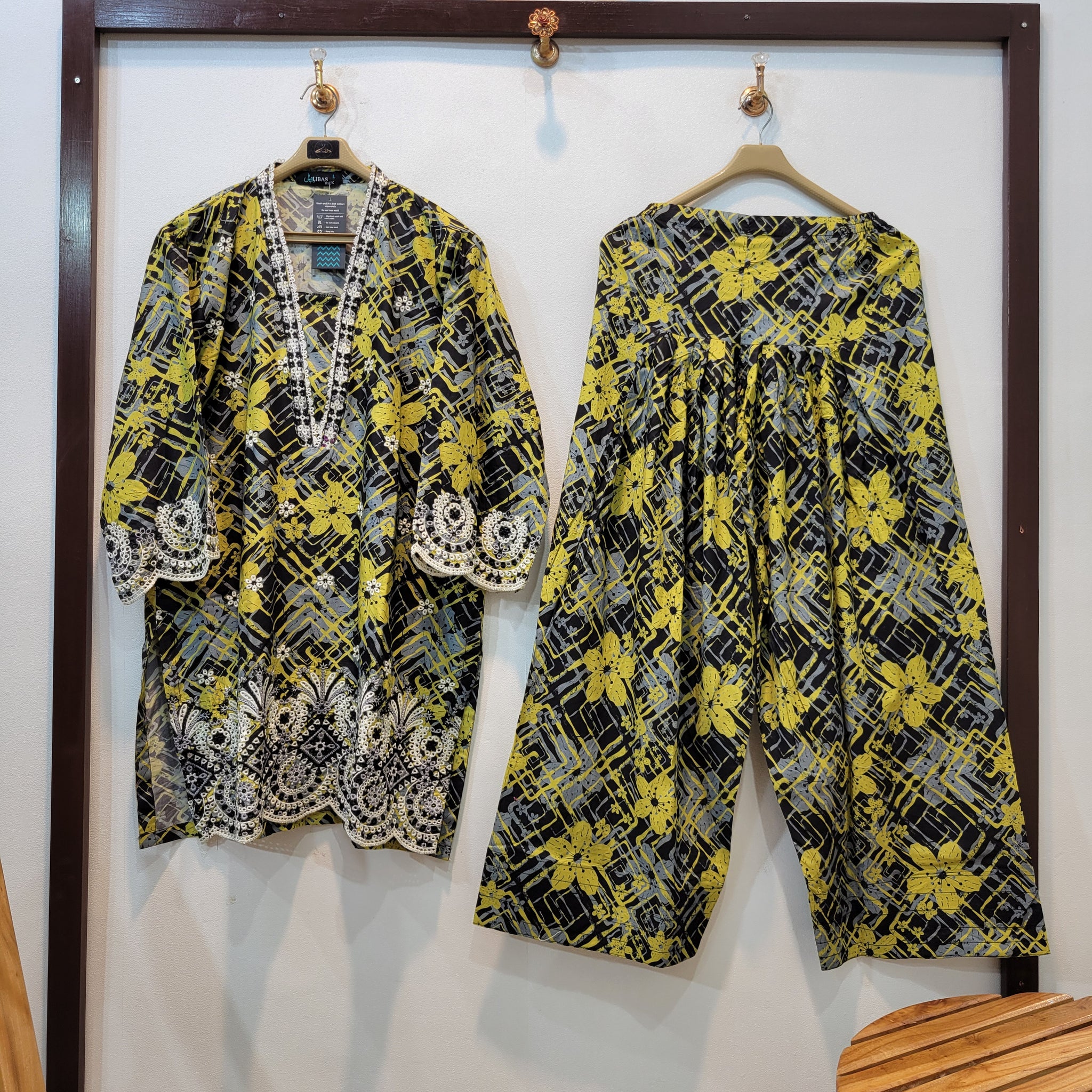 Andaz Farshi - Lawn (Yellow Black)