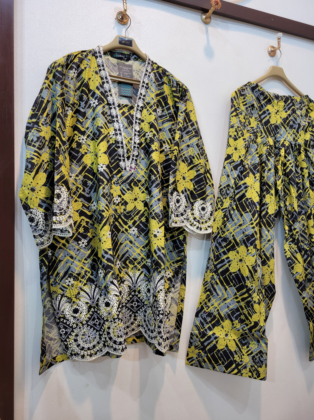 Andaz Farshi - Lawn (Yellow Black)