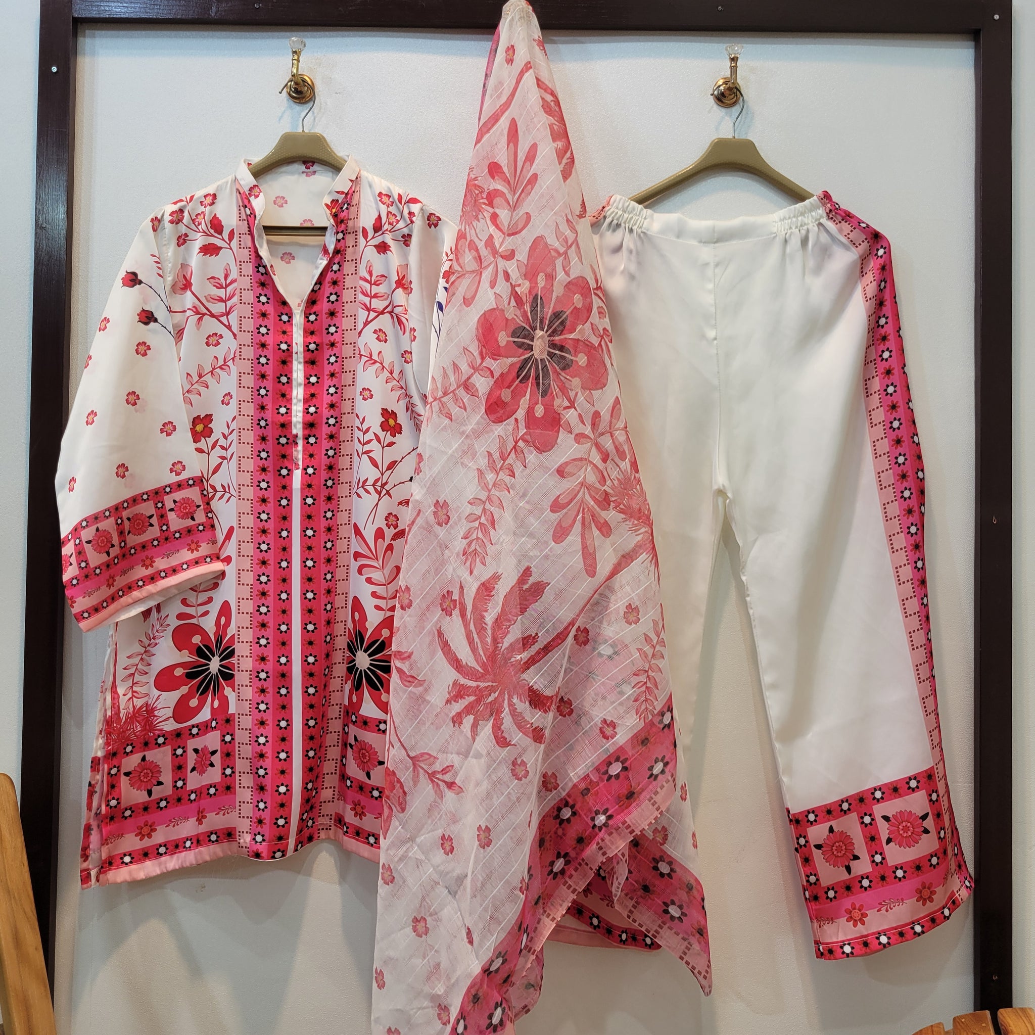 Mizaaj (White Pink)