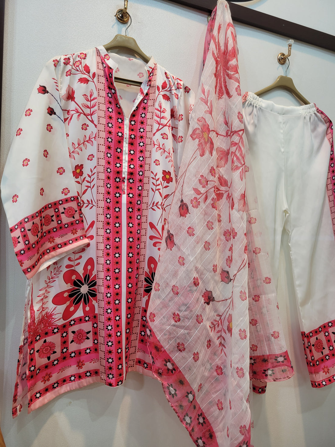 Mizaaj (White Pink)