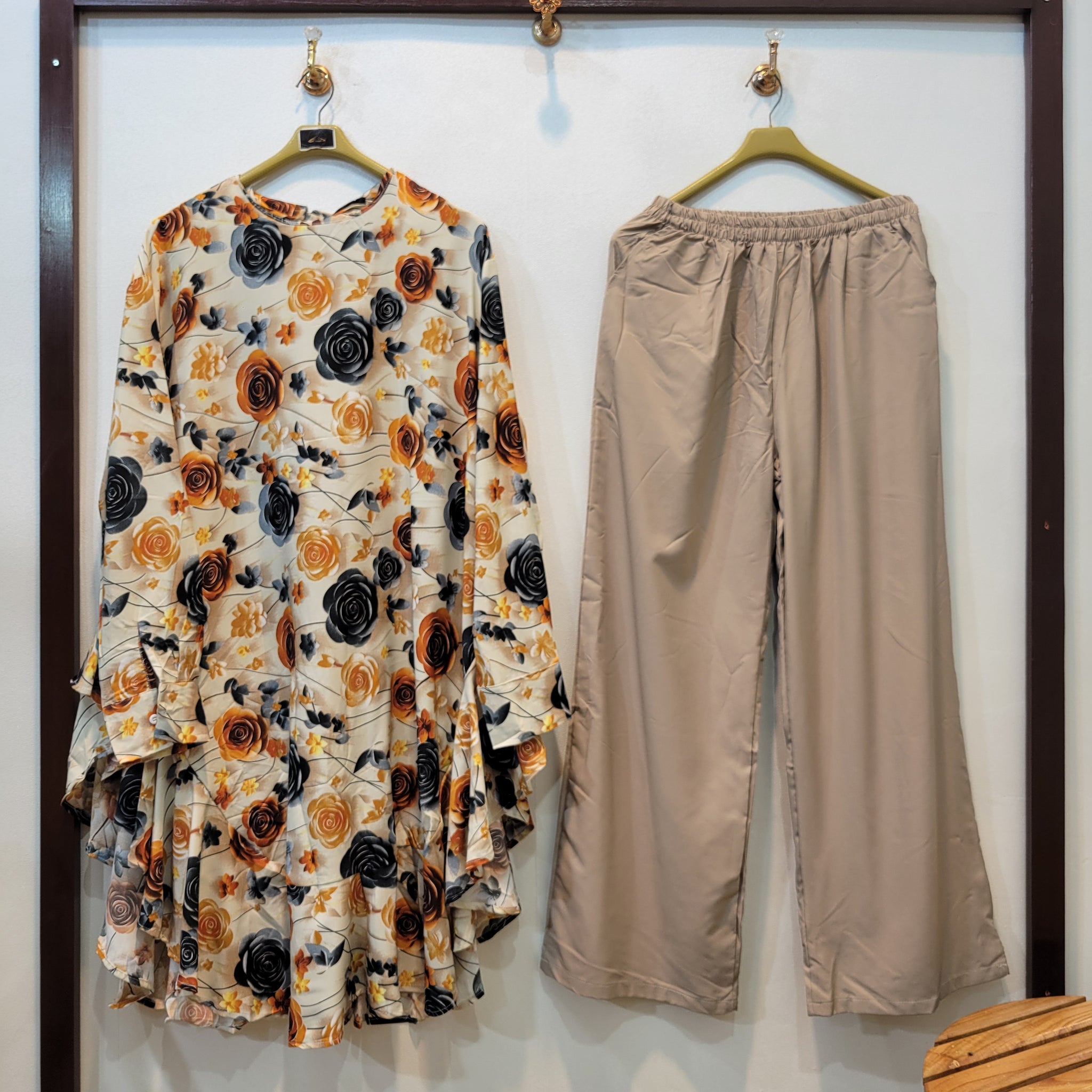 Daffodil Floral (Yellow Black)