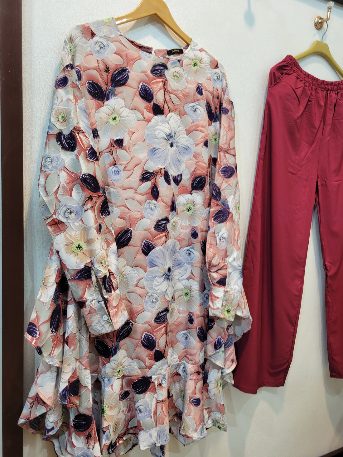 Daffodil Floral (Maroon)