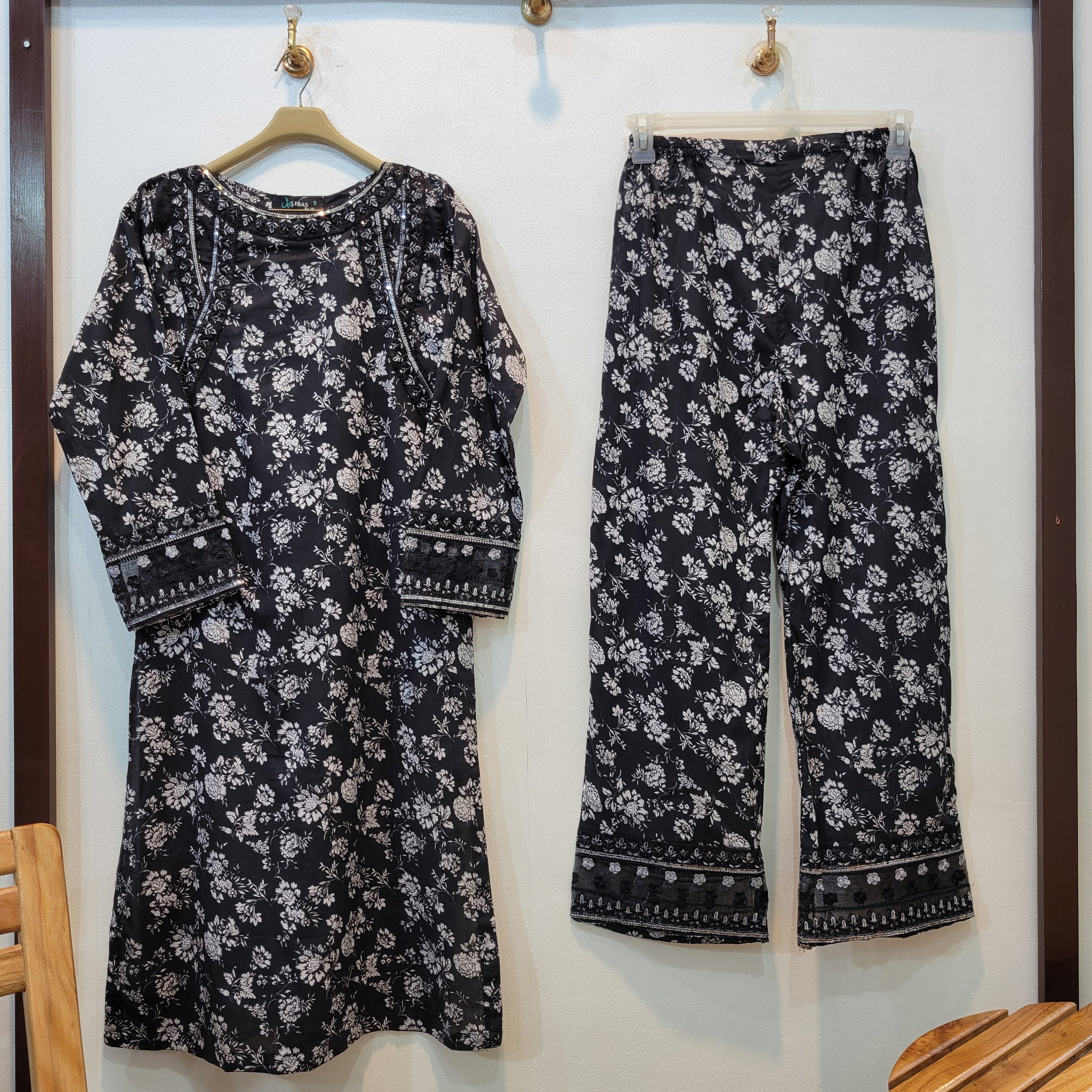 Storm Lawn 2PCS (Black White Rose)