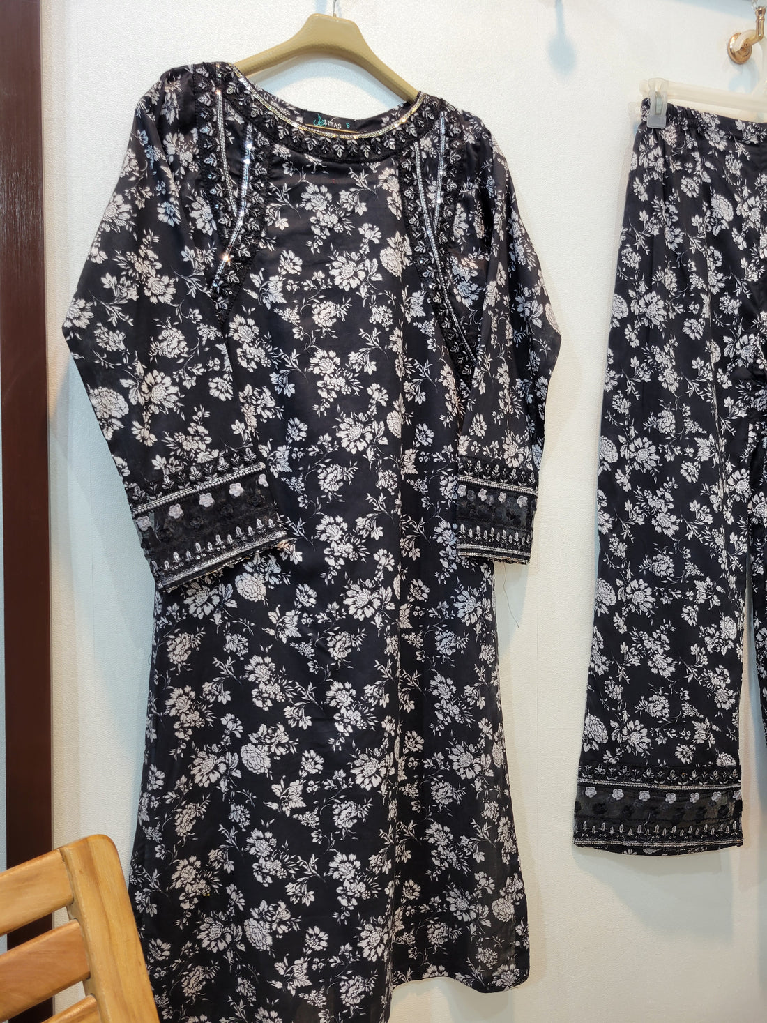 Storm Lawn 2PCS (Black White Rose)